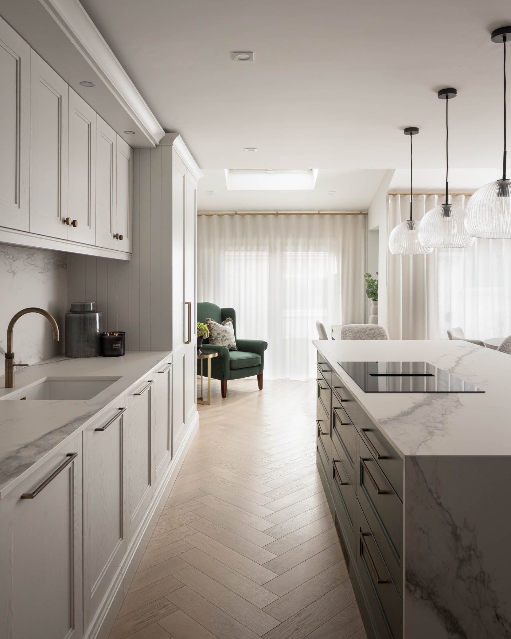 Large glass ribbed clear pendant