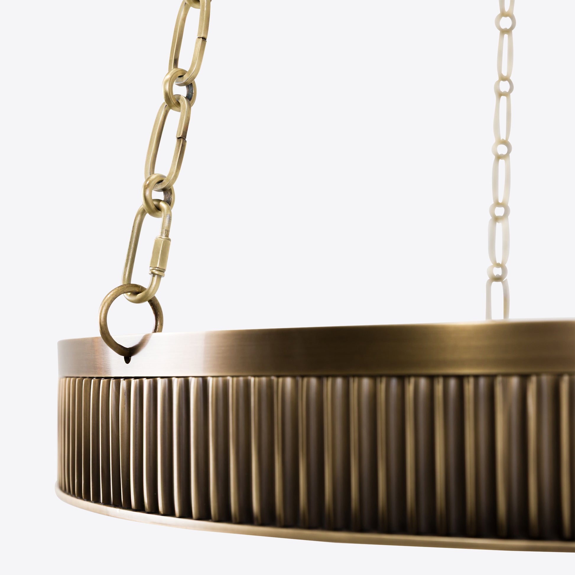 Luxury alabaster pendant light with brushed brass frame and chain suspension